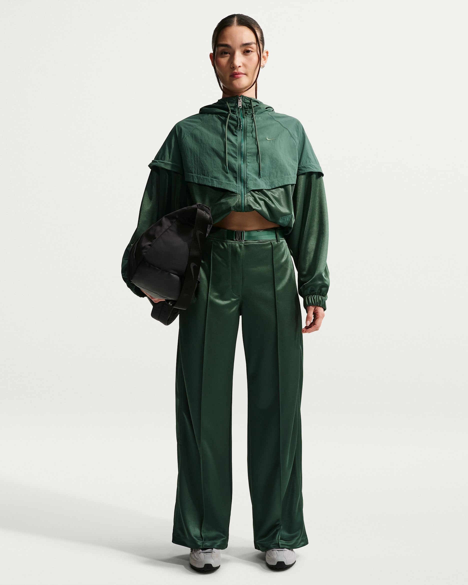 Nike Sportswear Women's Loose Mid-Rise Belted Pintuck Pants. Nike JP